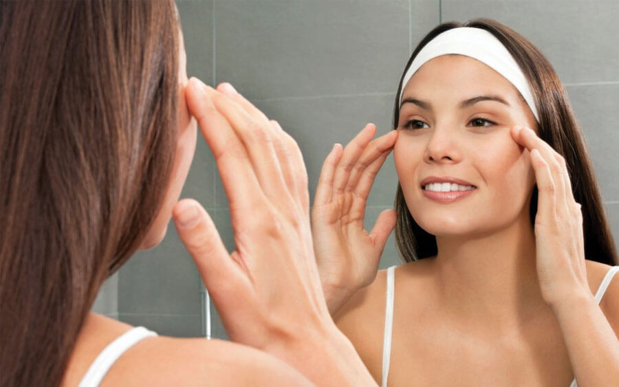 Massage nhẹ nhàng khi làm sạch da